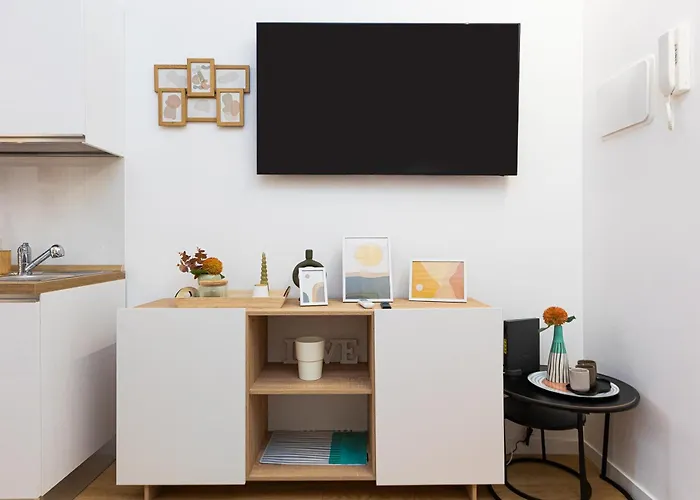 Vic House By In *